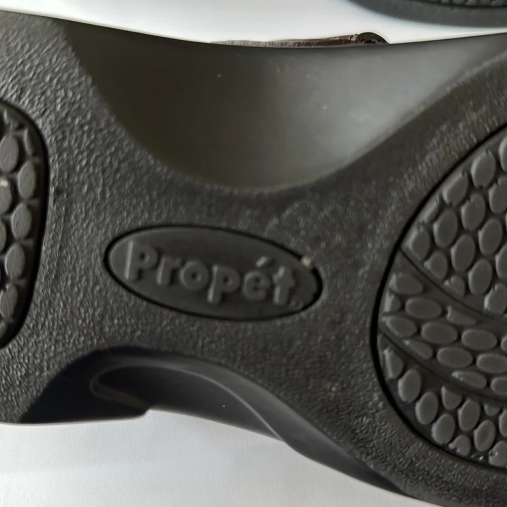 Propet Super Comfy Clogs. Not worn outside.  Very very nice shoe - Picture 4 of 5